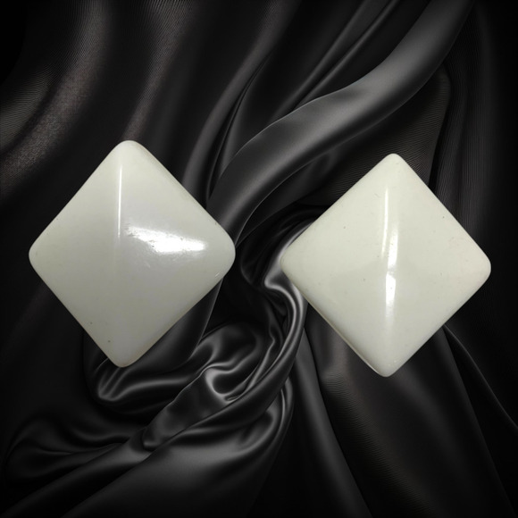 Vintage 1980s White Dimensional Diamond Shaped Acrylic Earrings Clip On New Wave - Picture 1 of 5